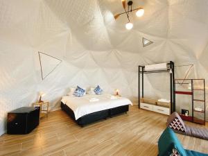 מיטה או מיטות בחדר ב-Touch Glamping Koh Yao Noi ทัช แกรมปิ้ง เกาะยาวน้อย