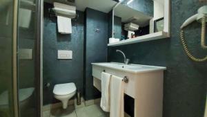Koupelna v ubytování MOX Hotel Wellness & Spa