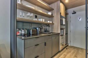 uma cozinha com um balcão e um frigorífico em Luxury urban living at The Harri em Cidade do Cabo