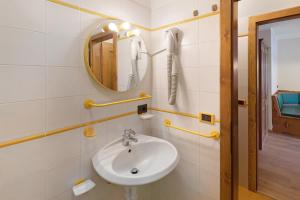łazienka z umywalką i lustrem w obiekcie Casa San Marco n 7 w Livigno +14 zdjęć