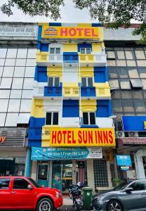 a hotel with a hotel sun inn sign in front of it at Sun Inns Dmind Seri Kembangan in Seri Kembangan