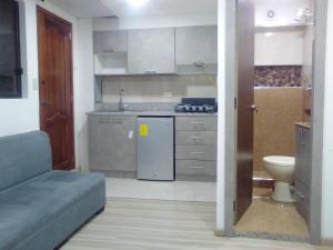 Una cocina o zona de cocina en Hospedaje en departamento entero de 2 habitaciones