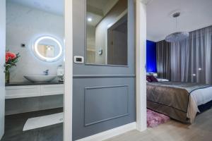 Posteľ alebo postele v izbe v ubytovaní DiVine Luxury Apartment Blue