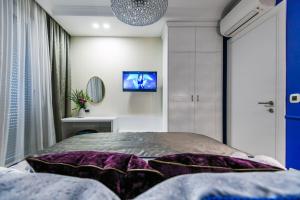 Posteľ alebo postele v izbe v ubytovaní DiVine Luxury Apartment Blue