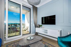 Televízia a/alebo spoločenská miestnosť v ubytovaní DiVine Luxury Apartment Blue
