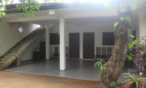 un edificio con escalera y 2 puertas en Eleven11 Resort, en Anuradhapura