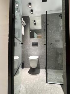Bilik mandi di Genesis Kosher Hotel Tbilisi