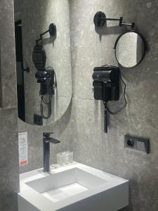 Bilik mandi di Genesis Kosher Hotel Tbilisi