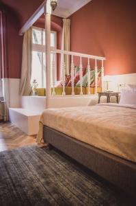 ein Schlafzimmer mit einem großen Bett und einem Fenster in der Unterkunft Henri Hotel Berlin Kurfürstendamm in Berlin