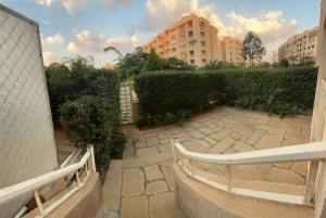 Your Home in Madinaty في Madīnat ash Shurūq: اطلاله على ممشى في مدينه بها مباني