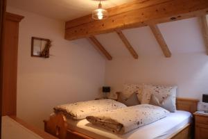 アンテルセルヴァ・ディ・メッツォにあるWiesemann Biohofの木製の天井の客室で、ベッドルーム1室(ベッド1台付)