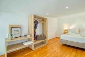 um quarto com uma cama e uma estante de livros em Cocoon Luxury Villas em Maleme