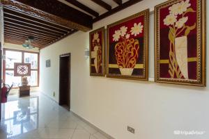 un couloir orné de peintures sur les murs d'un bâtiment dans l'établissement Al-Minar Hotel, à Zanzibar City