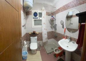 Your Home in Madinaty في Madīnat ash Shurūq: حمام صغير مع مرحاض ومغسلة +صورتان