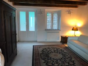 een woonkamer met een bank en een tapijt bij HomeSweetHome - Pavarolo ,TO, Italia in Pavarolo