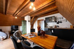 Begovo Razdolje的住宿－Cottage Gordana，厨房以及带木桌的用餐室。