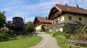 budynek z ścieżką obok domu w obiekcie Bio Archehof Zachhiesen - stay & relax w mieście Seekirchen am Wallersee +37 zdjęć