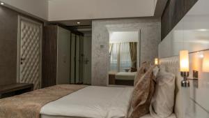 Postel nebo postele na pokoji v ubytování MOX Hotel Wellness & Spa