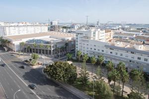 Una vista aérea de una ciudad con edificios y una calle. en Apartamento La Atalaya de Cádiz, en Cádiz