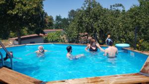 un grupo de personas jugando en una piscina en Fenêtre sur Loire, en Iguerande