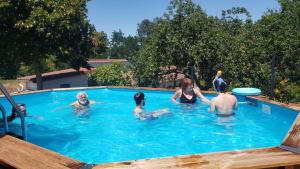 un groupe de personnes jouant dans une piscine dans l'établissement Fenêtre sur Loire, à Iguerande