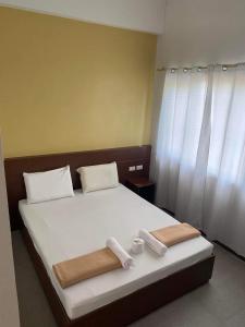 een slaapkamer met een bed met twee handdoeken erop bij Travelers Inn Matina in Davao City
