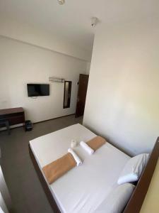 Ένα ή περισσότερα κρεβάτια σε δωμάτιο στο Travelers Inn Matina +4 φωτογραφίες