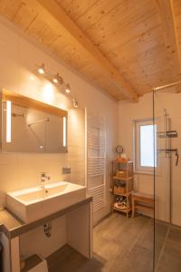 Phòng tắm tại Blaues Ferienhaus Wernigerode