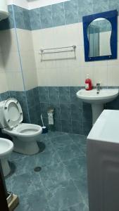een badkamer met toilet en wastafel bij Relax Rental in Vlorë +95 foto's