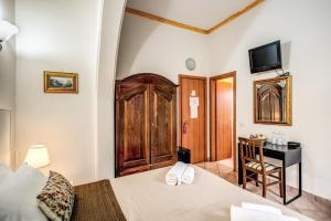 A television and/or entertainment centre at GUEST HOUSE GOITO
