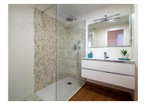 Kúpeľňa v ubytovaní Apartment 511 Torresol, Sea Views + 8 fotografií