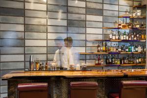 2 chefs debout derrière un bar dans un restaurant dans l'établissement Theory Hotel, à Tbilissi