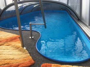 a hot tub in a gym with blue water at Blaues Ferienhaus Wernigerode in Wernigerode