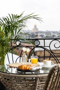 - une table avec une assiette de nourriture et une tasse de jus d'orange dans l'établissement Theory Hotel, à Tbilissi