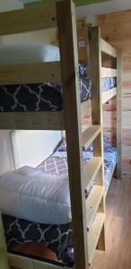 Lacazeにあるles chalets de l'essentielの二段ベッド2組が備わる客室です。