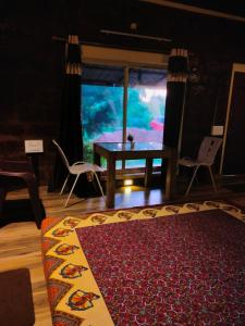 una habitación con una mesa y un acuario en el fondo en RiverStone RiverFront FarmHouse, en Gokarna