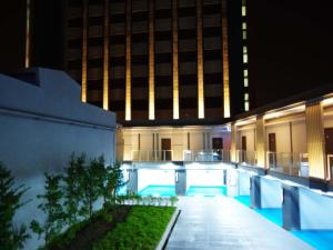 高雄的住宿－高雄富野渡假酒店，享有酒店游泳池的夜间景色