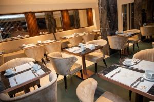 ein Restaurant mit Tischen und Stühlen in einem Zimmer in der Unterkunft Shining Star Hotel in Istanbul