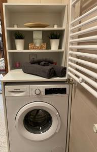 una lavadora y secadora en un lavadero en Studio Confort 4, en Bucarest