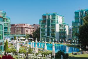 Bazén v ubytování Hotel Primorsko Del Sol nebo v jeho okolí