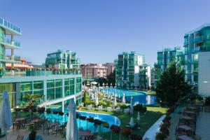 Bazén v ubytování Hotel Primorsko Del Sol nebo v jeho okolí