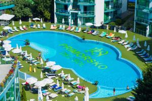 Bazén v ubytování Hotel Primorsko Del Sol nebo v jeho okolí