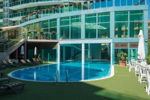 Bazén v ubytování Hotel Primorsko Del Sol nebo v jeho okolí