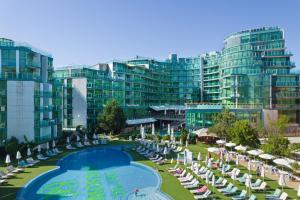 Bazén v ubytování Hotel Primorsko Del Sol nebo v jeho okolí
