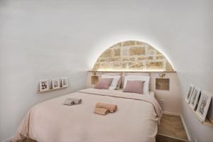 ein Schlafzimmer mit einem großen Bett mit zwei Handtüchern darauf in der Unterkunft Hyper centre Écusson - Magnifique T1 au calme in Montpellier