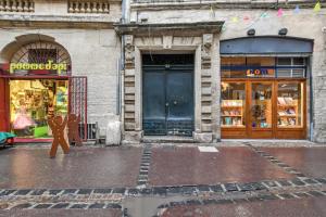 a store with a blue door on a city street at Hyper centre Écusson - Magnifique T1 au calme in Montpellier