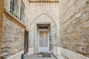 an entrance to a building with a door at Hyper centre Écusson - Magnifique T1 au calme in Montpellier