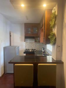 una cocina con encimera y refrigerador en Pensio de Felipe, en Tagaytay 21 fotos más