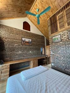 una camera con letto e ventilatore a soffitto di Đường Lâm Village a Sơn Tây