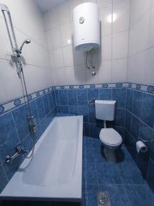 y baño con bañera, aseo y lavamanos. en Motel Gas-Petrol Samac, en Bosanski Šamac